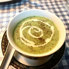 A picture of Creamy spinach soup.