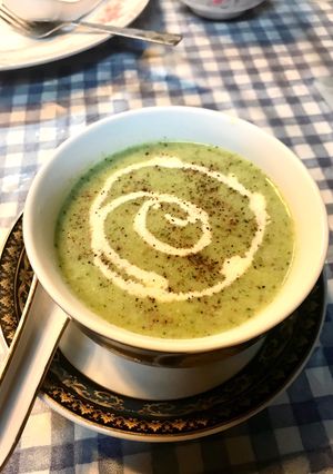 A picture of Creamy spinach soup.