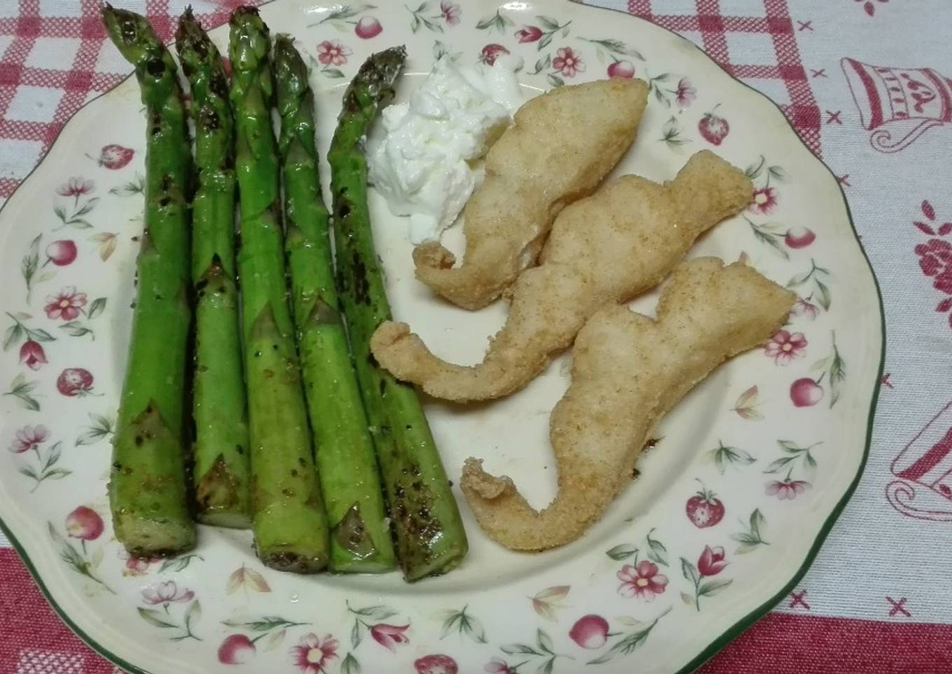 Rosada frita con espárragos a la plancha