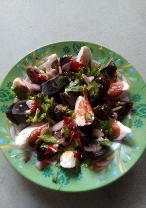 รูปของ วันนี้ทำยำสาระพัดไข่ครับ