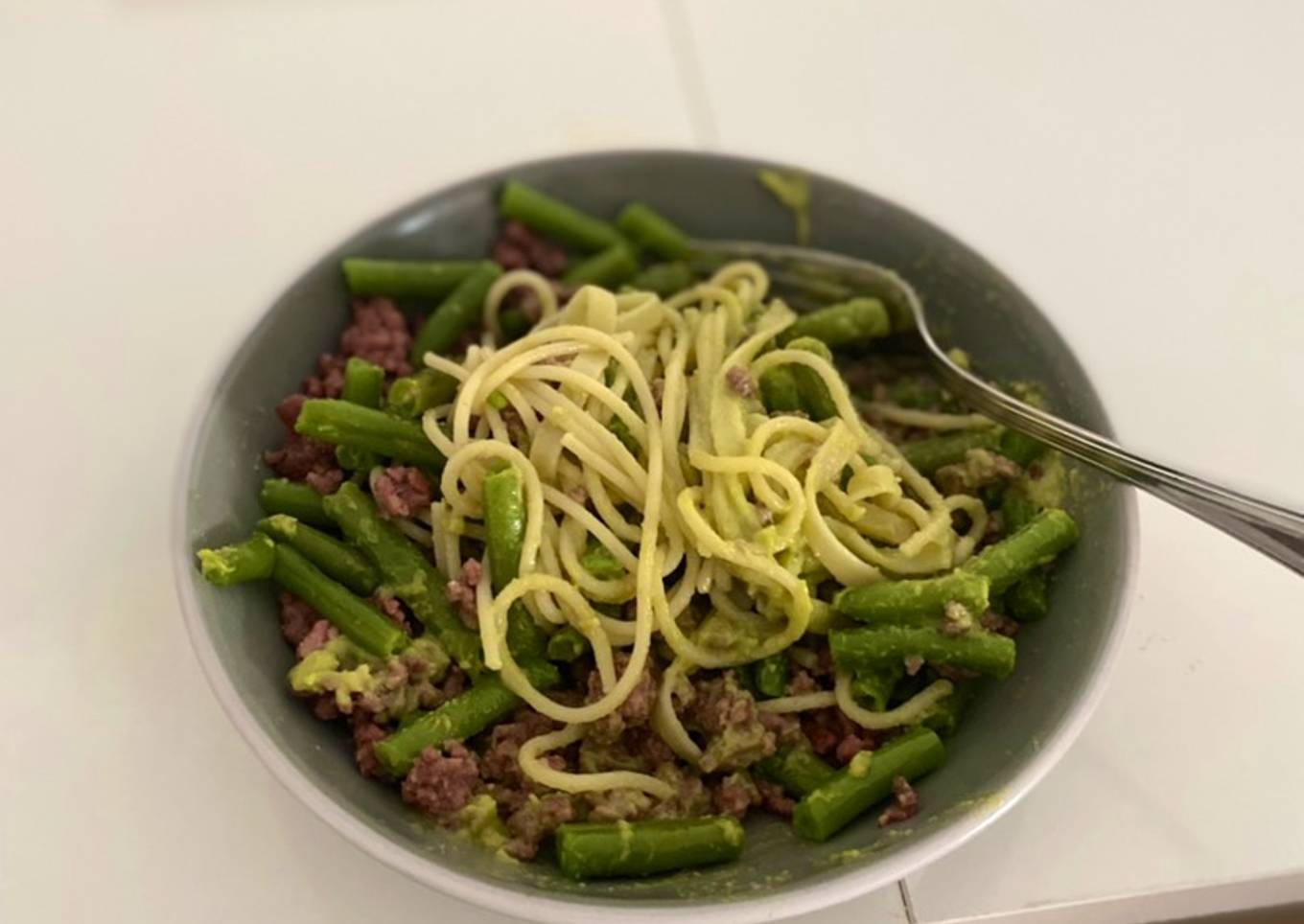 Comida Dieta: Pasta con ternera, vainas y aguacate