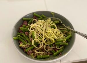 Foto principal de Comida Dieta: Pasta con ternera, vainas y aguacate