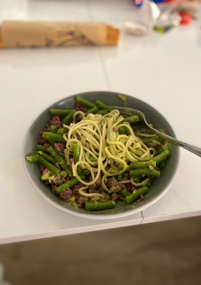 Una foto de Comida Dieta: Pasta con ternera, vainas y aguacate