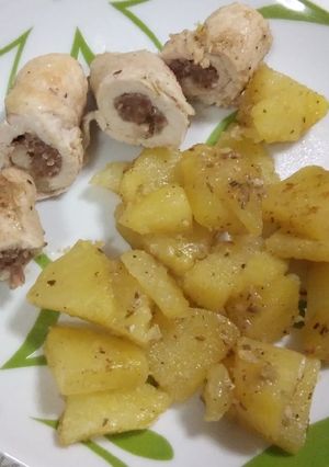 Foto di Involtini di pollo e salsiccia con patate in padella