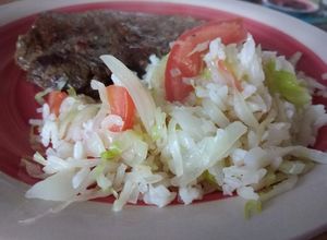 Una foto de Ensalada tibia de arroz repollo tomate