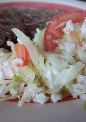 Una foto de Ensalada tibia de arroz repollo tomate