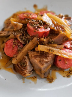 Una foto de Chorizo criollo con borrajas y alcachofas con chimichurri