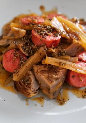 Una foto de Chorizo criollo con borrajas y alcachofas con chimichurri