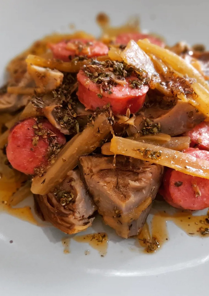 Una foto de Chorizo criollo con borrajas y alcachofas con chimichurri