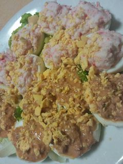 Una foto de Huevos rellenos de Bocas de Mar y otros de atún