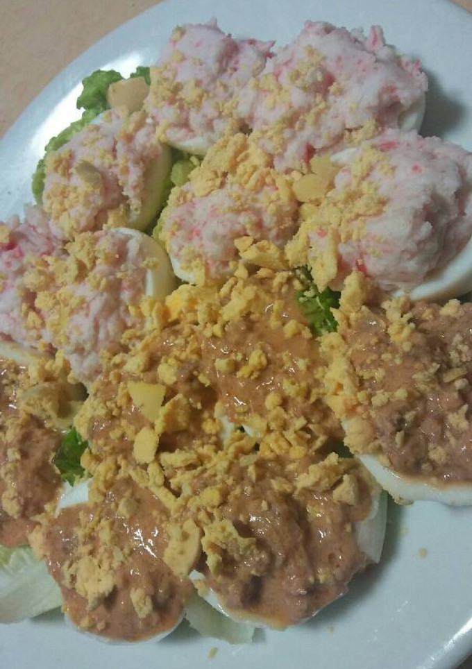 Una foto de Huevos rellenos de Bocas de Mar y otros de atún