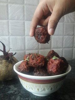 பீட்ரூட் லெப்ட்ஓவர் ரைஸ் பால்ஸ் (Beetroot leftover rice balls recipe in tamil) செய்முறை முக்கிய புகைப்படம்