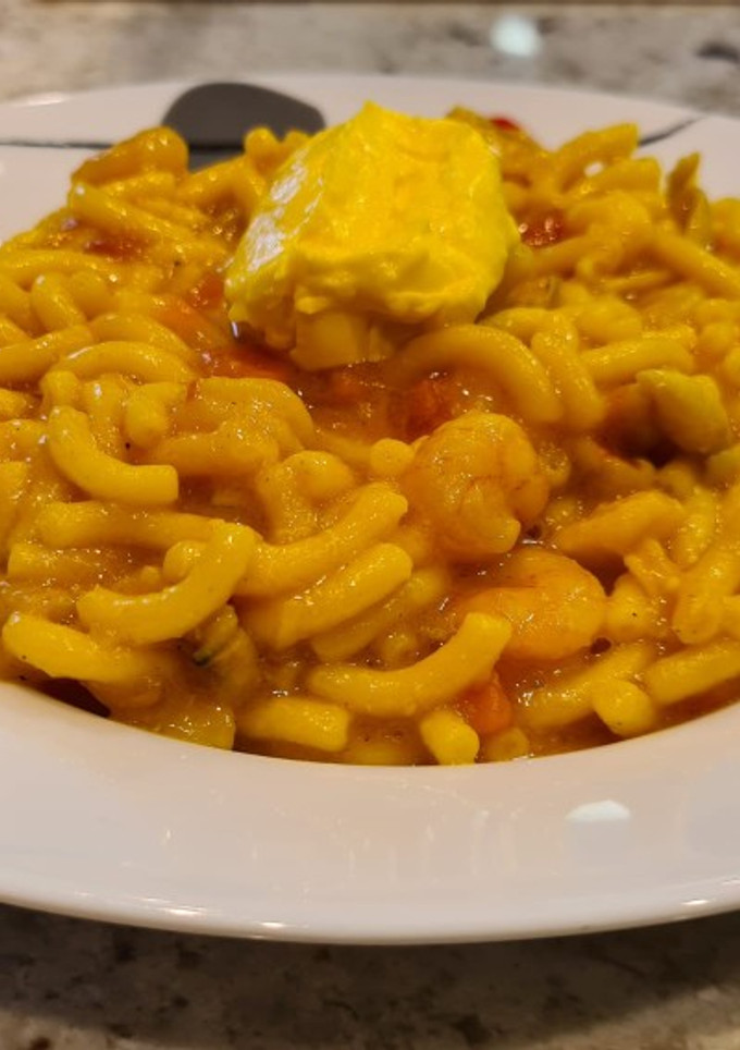 Una foto de Fideuá de chipirones, gambas y rape con alioli