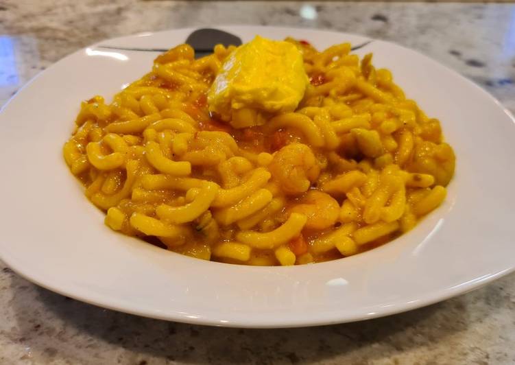 Fideuá de chipirones, gambas y rape con alioli