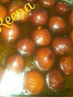 A picture of Gulab jamun.