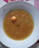Sopa con caldo de pollo muy sencillo