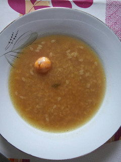 Una foto de Sopa con caldo de pollo muy sencillo