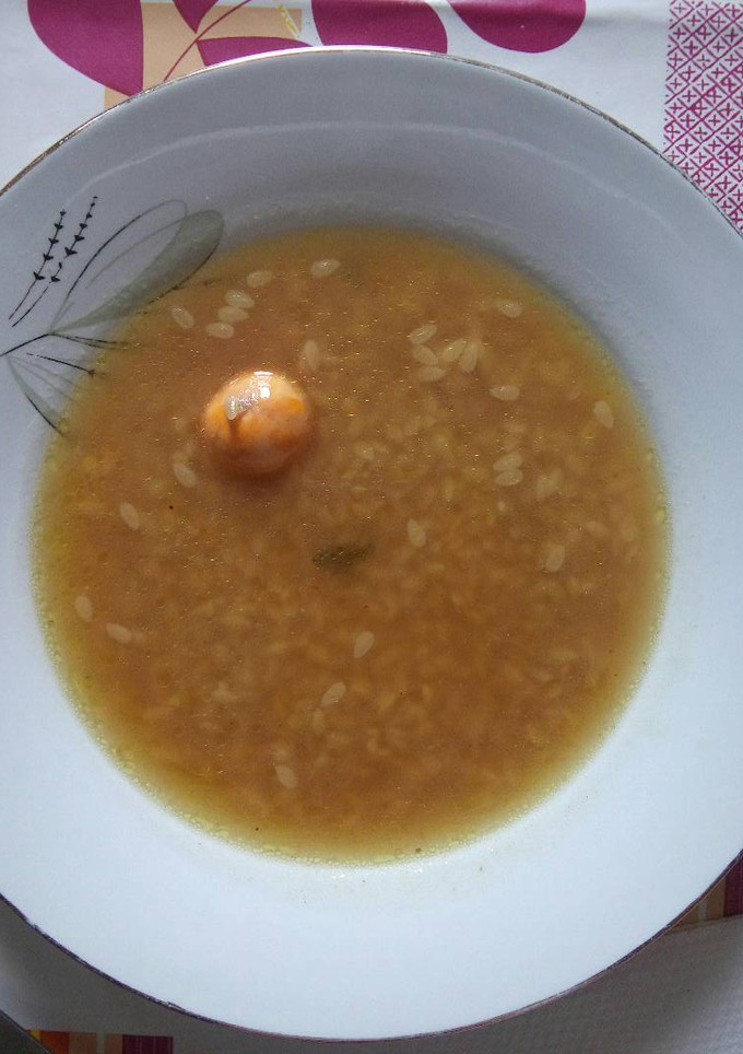 Una foto de Sopa con caldo de pollo muy sencillo