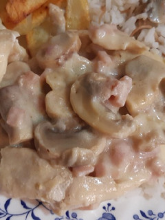 Una foto de Pollo en salsa de champiñones