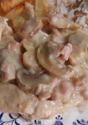 Una foto de Pollo en salsa de champiñones