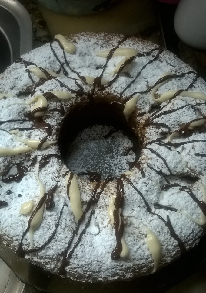 Una foto de Torta  de banana en licuadora sin manteca con corazón de dulce de leche🍌