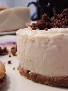Una foto de Tarta mousse de galletas Príncipe y té con leche