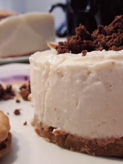 Una foto de Tarta mousse de galletas Príncipe y té con leche