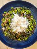 Edamame-Shiitake-Reis-Bowl mit Sesamsauce