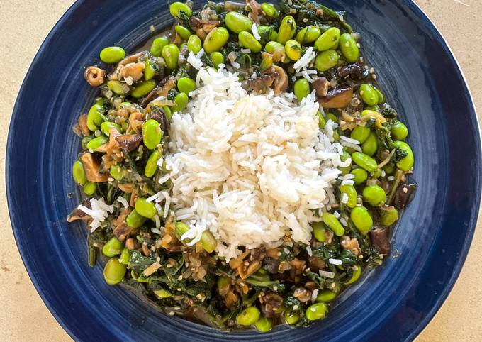 Edamame-Shiitake Reis Bowl mit Sesamsauce