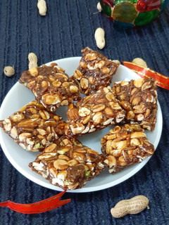 शेंगदाणा ड्रायफ्रूट चिक्की.. (shengdana dryfruit chikki recipe in marathi) रेसिपी चे मुख्य फोटो