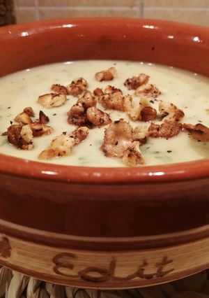 Petrezselymes zellerkrémleves, pirított dióval recept fotója