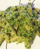 Pasta de quinua con crema de aguacate, espinacas y almendras
