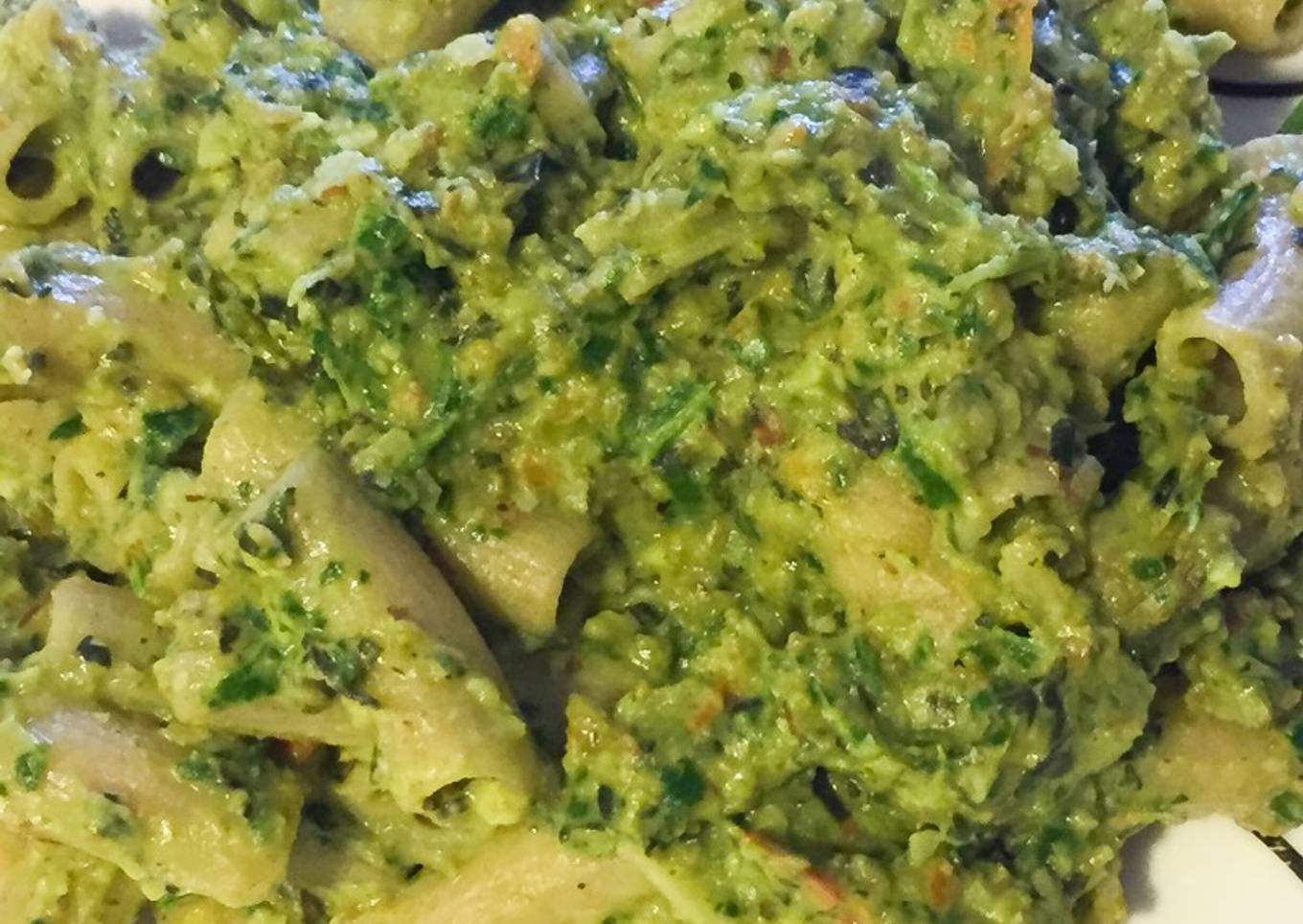 Pasta de quinua con crema de aguacate, espinacas y almendras