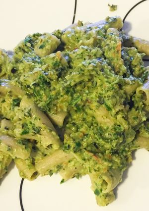 Una foto de Pasta de quinua con crema de aguacate, espinacas y almendras