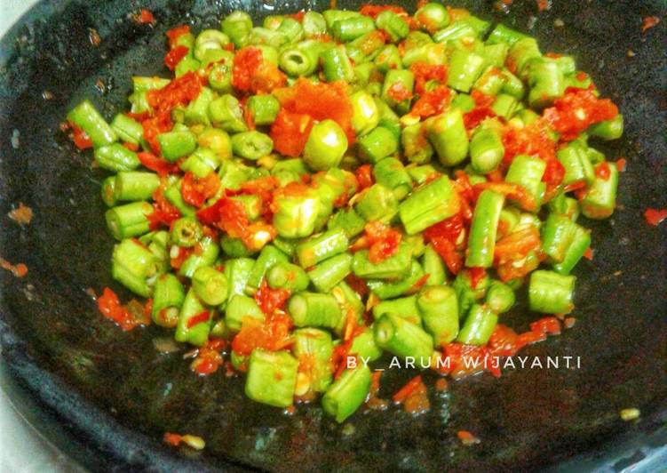 Pencok kacang panjang (sambal mantah)