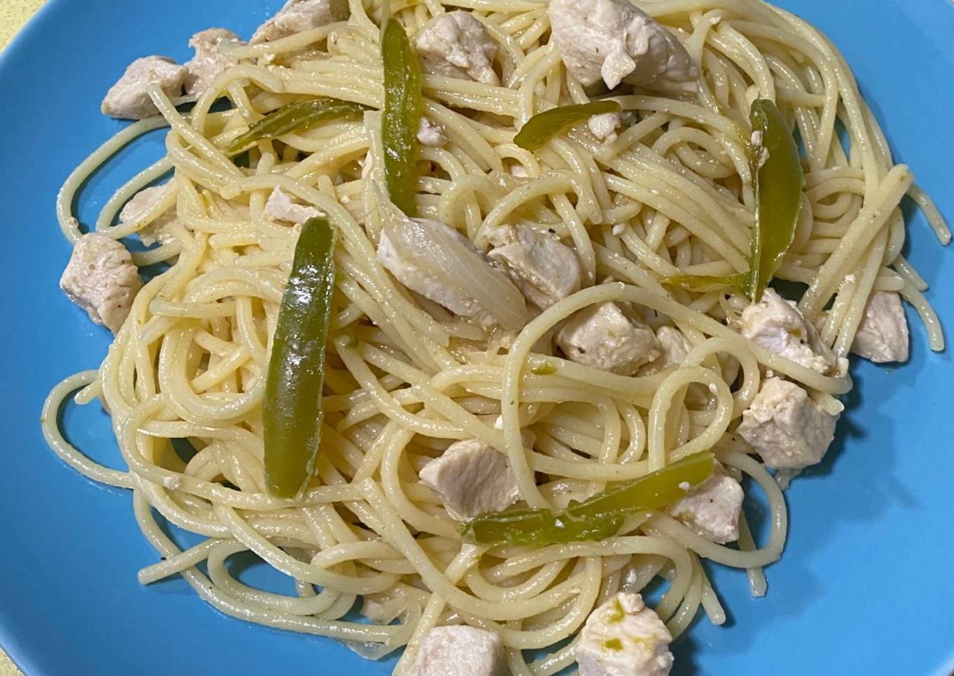 Espaguetis con pollo, pimientos y cebolla tierna