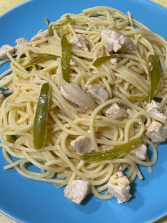 Una foto de Espaguetis con pollo, pimientos y cebolla tierna