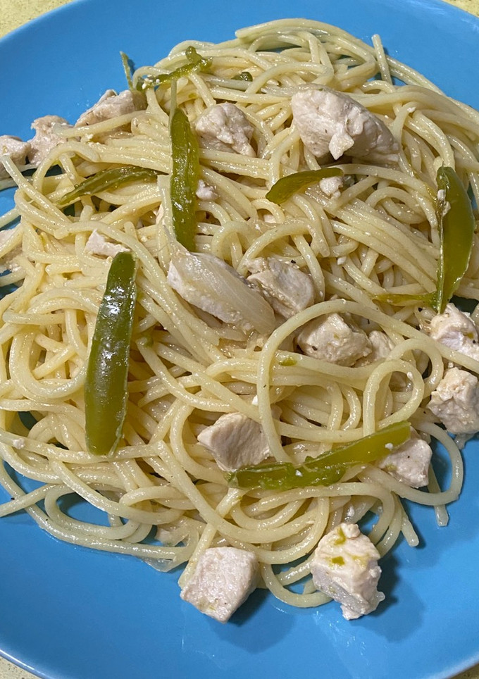 Una foto de Espaguetis con pollo, pimientos y cebolla tierna