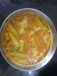 शेवग्याच्या शेंगांची आमटी (Shevgyachya shengachi amti recipe in marathi) रेसिपी चे मुख्य फोटो