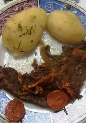 Una foto de Carne con mechas y papas
