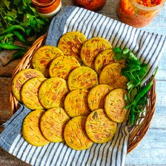 A picture of Coriander Chilli Biscuit Bhakhri.
