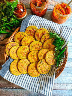 A picture of Coriander Chilli Biscuit Bhakhri.
