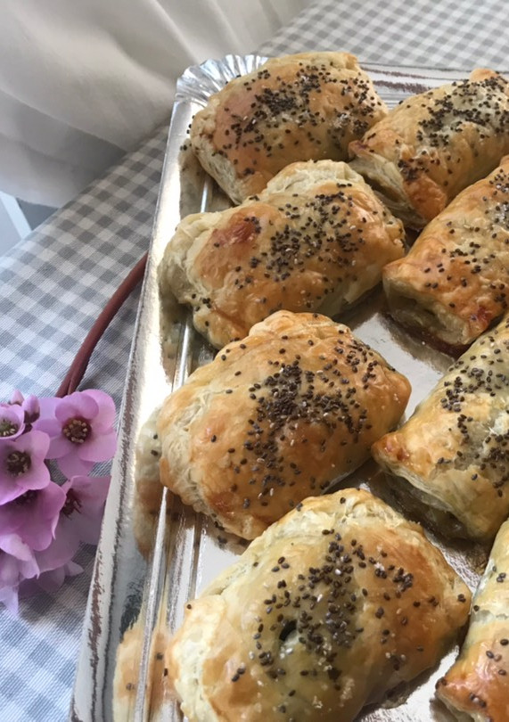 Una foto de Hojaldritos de acelgas silvestres y queso curado
