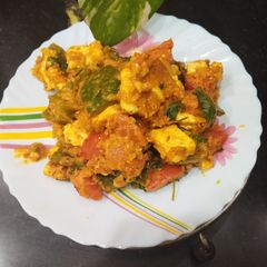 A picture of Chilli Paneer with red tomato.