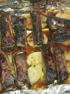 Una foto de Costillas glaseadas con patatas