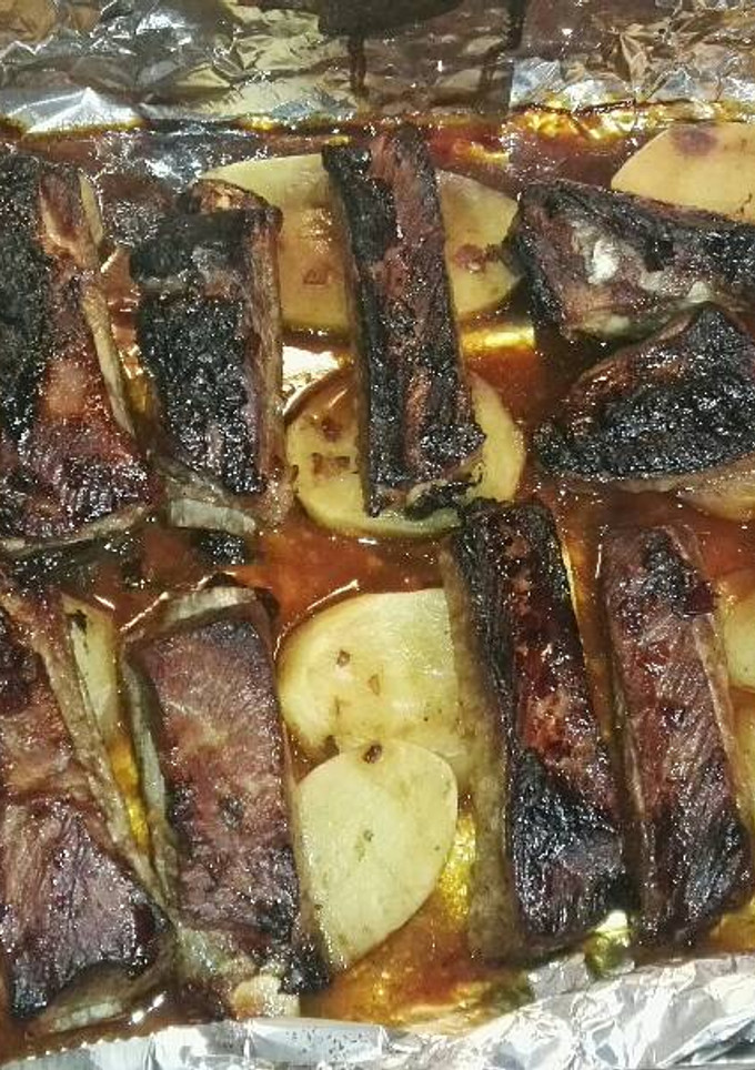 Una foto de Costillas glaseadas con patatas