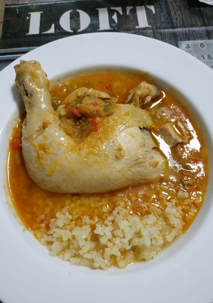 Una foto de Pollo al chilindrón con arroz de coliflor con Mambo Cecotec