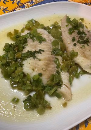 Une photo de Filets de lieu jaune au poivron vert, persil et citron