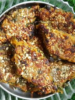 अळूच्या पानाची वडी (Alu Vadi Recipe In Marathi) रेसिपी चे मुख्य फोटो