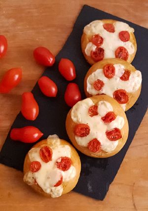 Foto di Focaccine soffici senza lievito con formaggio e pomodorini